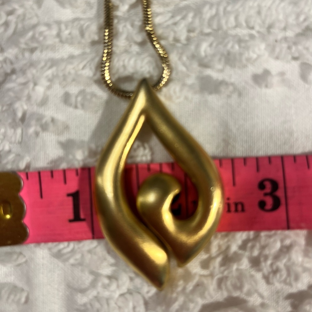 Classy gold tone necklace by Tifari - Picture 8 of 9